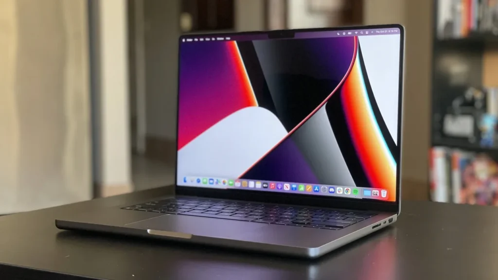 John Ternus Apple Tasarımını Yeniden Şekillendiriyor: OLED MacBook Pro’nun İlk Dokunmatik Ekranı ve M5 Pro/Max