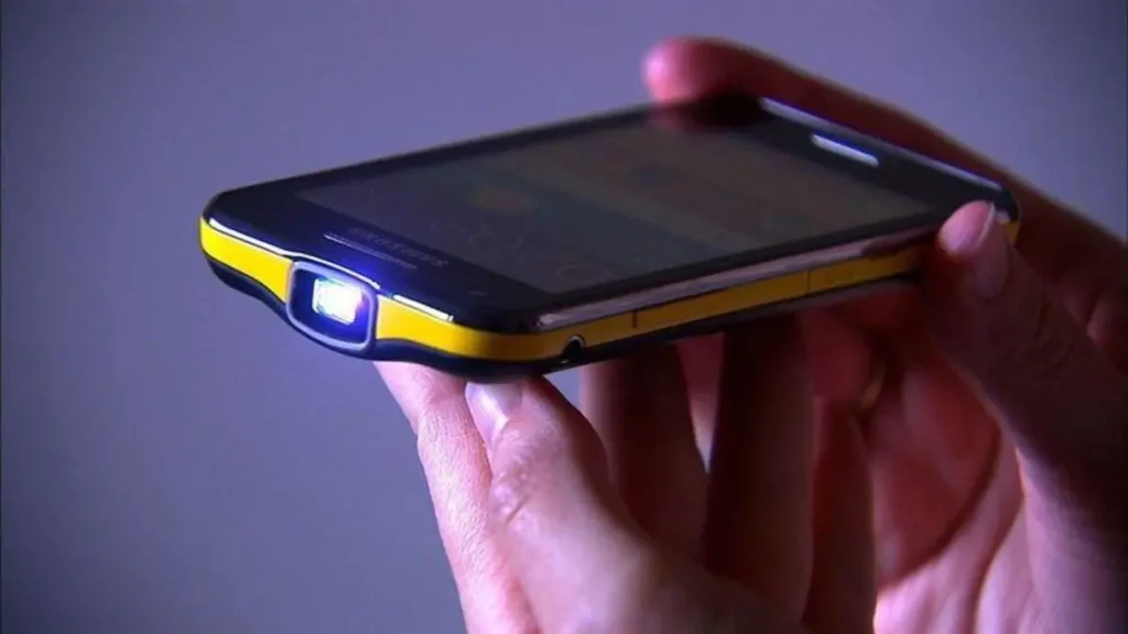 Dahili projektör barındıran Galaxy Beam akıllı telefon