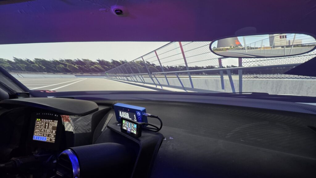 Fanatec simülatör sistemi kullanan bir ziyaretçi