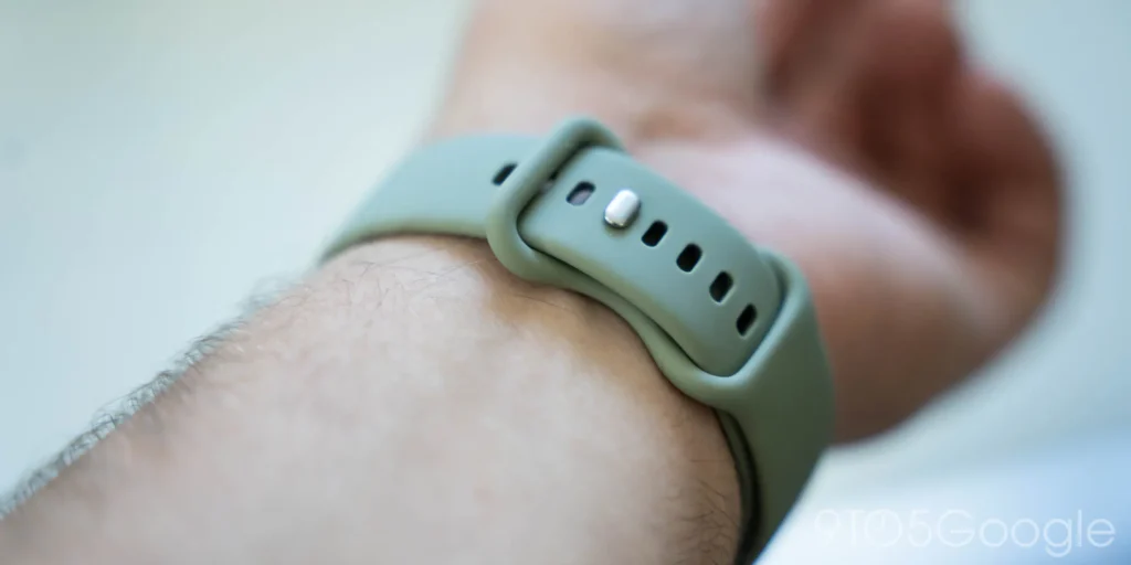 Fitbit Edge kutu içeriği ve şarj ünitesi