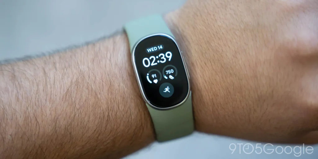 Fitbit Edge yan fiziksel güç tuşu detayı