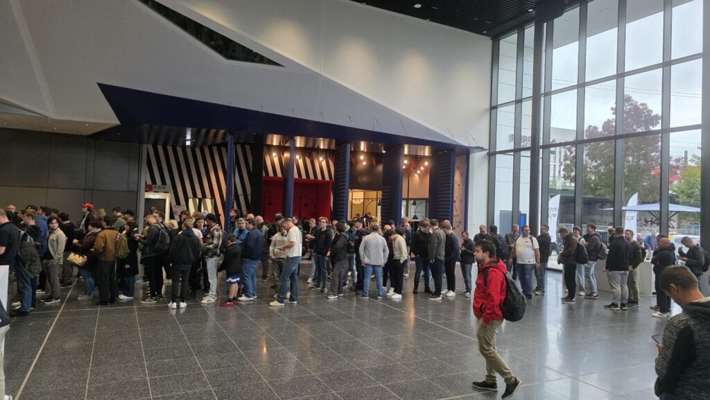 Fuar girişinde bekleyen kalabalık ziyaretçi grubu