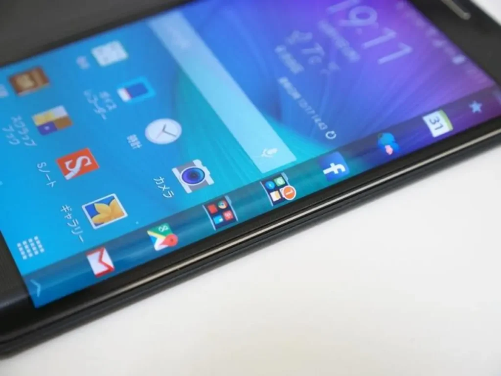 Sağ kenarı kıvrık ekranıyla dikkat çeken Galaxy Note Edge